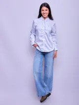 Pantalón de jean marrón de corte ancho, tiro alto y pierna recta.