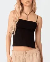 Top negro ajustado, con tirantes finos y detalle de lazo en el cuello.