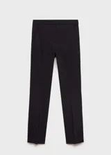 Pantalón negro de corte skinny, tiro medio y largo a la altura del tobillo.