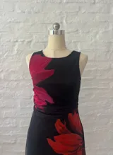 Vestido corto negro con estampado de flores rojas, confeccionado en microtul forrado.
