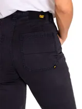 Pantalón negro de corte recto con bolsillos frontales y traseros.
