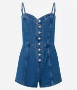 Enterito corto de jeans azul con breteles finos, escote corazón y cierre frontal con botones.