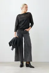 Blusa negra de mangas 3/4 con lentejuelas.