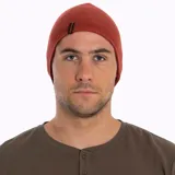 Gorro beanie tejido color ladrillo, con logo de la marca Merrell en etiqueta lateral. Diseño ajustable y elasticado, confeccionado en nylon reciclado.