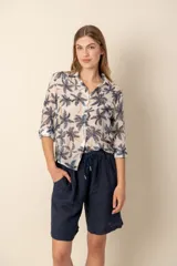 Camisa de dama estampada con palmeras color azul.