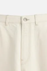 Pantalón de jean color crudo, corte relaxed fit, con bolsillos frontales y traseros tipo parche. Tiene tira multifunción y bolsillo tipo parche en las piernas.