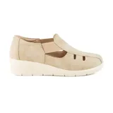 Zapato casual negro de Korium Confort con taco corrido y detalle de elástico.