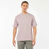 Remera lisa color lila de corte recto, con cuello redondo y bolsillo en el pecho.