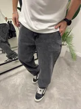 Pantalón de jean gris con corte holgado y tiro medio.