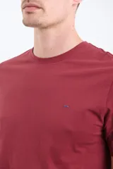 Remera manga corta color verde con logo pequeño en el pecho.