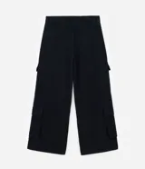 Pantalón de hombre de corte super baggy confeccionado en sarga de poliéster y algodón color negro, con bolsillos cargo laterales, cintura con trabillas y cierre de cremallera.
