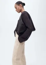 Pantalón de lino color beige, de corte recto y tiro alto, con bolsillos laterales y traseros.