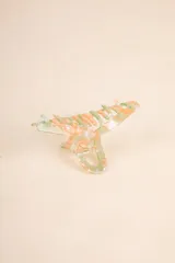Broche de plástico con estampado multicolor, ideal para sujetar el cabello.