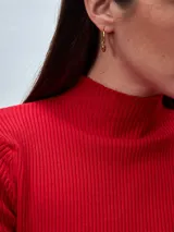 Polera de punto color crema, con cuello alto y mangas largas.