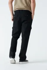 Pantalón cargo color marrón claro, de gabardina, con corte regular, bolsillos laterales y logo bordado.