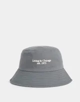 Piluso color crema de tela canvas con bordado frontal de la frase "Living in Chicago est. 1975".