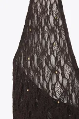 Vestido corto marrón de encaje semitransparente con cuello halter, escote pico, foulard integrado y tachas decorativas.