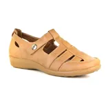 Zapato casual Korium Confort Lina color tostado, con diseño calado y cierre con botón.