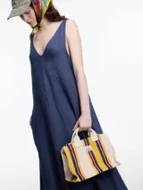 Vestido largo negro de lino, con escote en V, breteles anchos y tajo frontal.