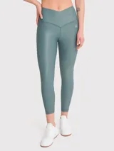 Calza deportiva color verde azulado, tiro alto, sin bolsillos y con cintura en forma de "V" con silicona interior.