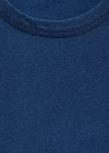 Remera azul de manga corta y cuello redondo, confeccionada en algodón.