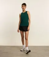 Musculosa deportiva color crema confeccionada en microfibra texturizada con diseño de cuadraditos, cuello redondo, bretel ancho y bajo redondeado.