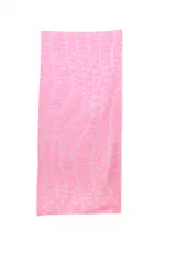 Toalla de color rosa con diseño de texto repetido, suave y absorbente.