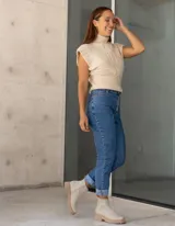 Botas cortas color marrón de cuero vacuno con suela track negra de goma. Presentan cierre lateral con cremallera YKK y puntera cuadrada.