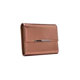 Cartera tipo sobre color rosa metalizado con cadena dorada.