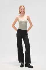 Pantalón largo de poliéster con estampado de rayas diagonales en tonos beige y marrón, de corte recto y tiro medio.