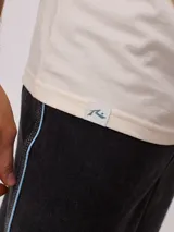 Remera verde con estampado en el frente y la espalda.