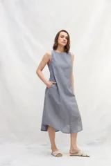 Vestido midi negro de lino, corte recto, sin mangas y con escote redondo.