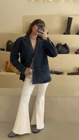 Pantalón oxford de denim color celeste con recortes y costuras a la vista.