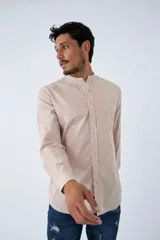 Camisa de manga larga a cuadros en tonos azul, beige y marrón, con cuello clásico y botones frontales.