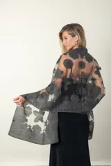 Chal de organza color gris con flores al tono.