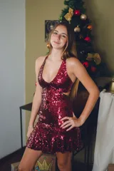 Vestido corto azul con estampado floral blanco, escote en V, breteles finos cruzados en la espalda, cut-outs laterales y volado en el ruedo.