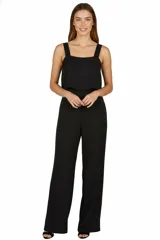 Mono negro sin mangas de viscosa, corte ancho, con cierre y escote profundo.