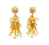 Aros de fiesta artesanales con canutillos color naranja y flores en tonos rosas, con un largo total de 9 cm.