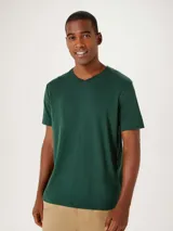 Camiseta básica unissex de color verde oscuro, con cuello en V y diseño sin costuras laterales, que proporciona comodidad y un ajuste perfecto.