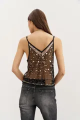 Top negro de mesh bordado con escote en V y breteles finos de satén regulables.