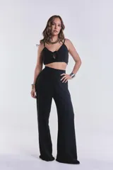 Pantalón negro de corte palazzo con cintura alta y elástica.