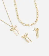 Conjunto de collar y caravanas doradas con dije de lazo. Incluye un collar de cadena gruesa, un collar fino con dije de lazo y un par de caravanas de lazo.