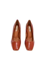 Stilettos de cuero color caramelo con efecto texturizado, punta cuadrada y tacón bloque de 7 cm.