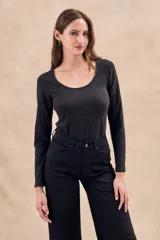 Remera ajustada negra de algodón con elastano, de manga larga y diseño cómodo.