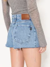 Short de jean de tiro medio y calce relajado, con ruedo al corte.