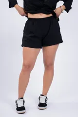 Short blanco de tela liviana con cintura elastizada.