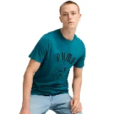 Remera de hombre Puma color verde azulado con logo y gráfico estampado en el frente.