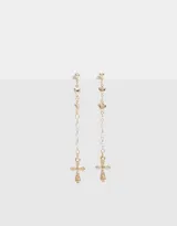 Aros colgantes dorados con perlas, corazones y cruces de metal.