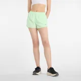 Short deportivo New Balance Sport Essentials de dama, color verde claro, con cintura elástica, logo estampado y tecnología NB Dry para absorción de la humedad.