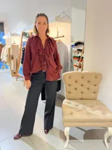 Camisa color ladrillo de lana tejida fina, con cuello camisero y volados en el frente.